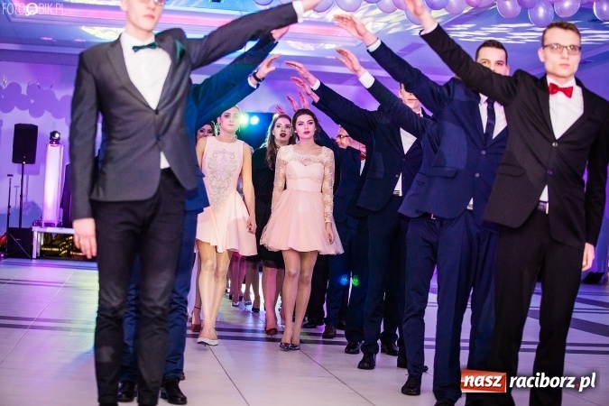 Zdjęcie w galerii na portalu naszraciborz.pl: Tegoroczny sezon studniówek rozpoczęty - pierwsi poloneza zatańczyli uczniowie ZSOMS wiadomości z regionu