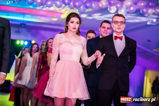 Zdjęcie w galerii na portalu naszraciborz.pl: Tegoroczny sezon studniówek rozpoczęty - pierwsi poloneza zatańczyli uczniowie ZSOMS wiadomości z regionu