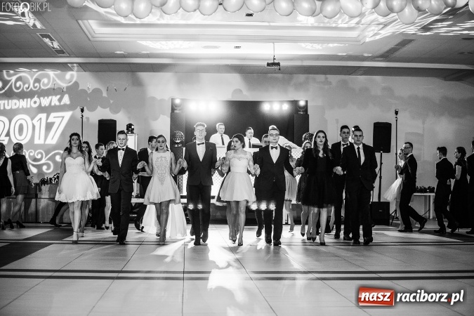 Zdjęcie w galerii na portalu naszraciborz.pl: Tegoroczny sezon studniówek rozpoczęty - pierwsi poloneza zatańczyli uczniowie ZSOMS wiadomości z regionu