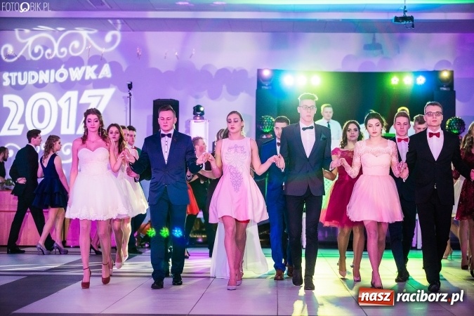 Zdjęcie w galerii na portalu naszraciborz.pl: Tegoroczny sezon studniówek rozpoczęty - pierwsi poloneza zatańczyli uczniowie ZSOMS wiadomości z regionu