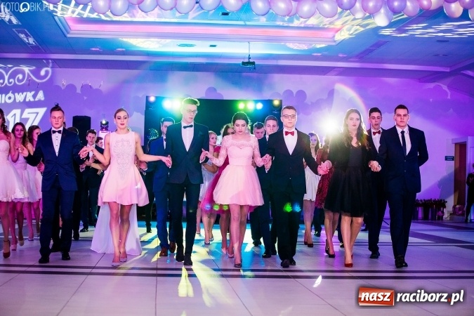 Zdjęcie w galerii na portalu naszraciborz.pl: Tegoroczny sezon studniówek rozpoczęty - pierwsi poloneza zatańczyli uczniowie ZSOMS wiadomości z regionu