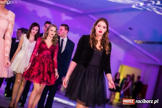 Zdjęcie w galerii na portalu naszraciborz.pl: Tegoroczny sezon studniówek rozpoczęty - pierwsi poloneza zatańczyli uczniowie ZSOMS wiadomości z regionu