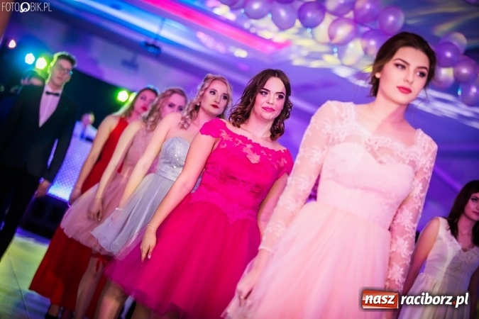 Zdjęcie w galerii na portalu naszraciborz.pl: Tegoroczny sezon studniówek rozpoczęty - pierwsi poloneza zatańczyli uczniowie ZSOMS wiadomości z regionu