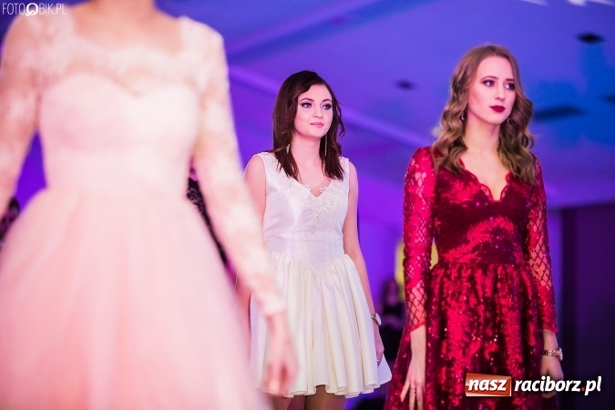 Zdjęcie w galerii na portalu naszraciborz.pl: Tegoroczny sezon studniówek rozpoczęty - pierwsi poloneza zatańczyli uczniowie ZSOMS wiadomości z regionu