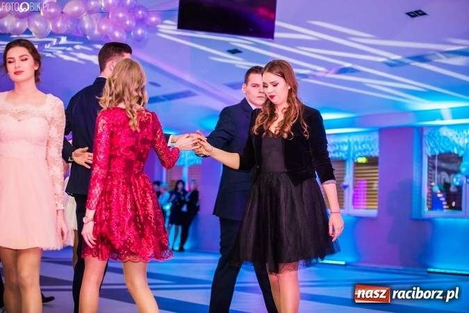 Zdjęcie w galerii na portalu naszraciborz.pl: Tegoroczny sezon studniówek rozpoczęty - pierwsi poloneza zatańczyli uczniowie ZSOMS wiadomości z regionu