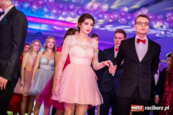 Zdjęcie w galerii na portalu naszraciborz.pl: Tegoroczny sezon studniówek rozpoczęty - pierwsi poloneza zatańczyli uczniowie ZSOMS wiadomości z regionu