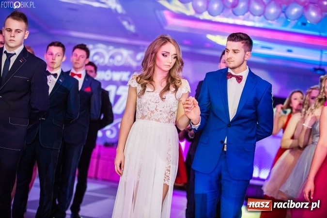 Zdjęcie w galerii na portalu naszraciborz.pl: Tegoroczny sezon studniówek rozpoczęty - pierwsi poloneza zatańczyli uczniowie ZSOMS wiadomości z regionu