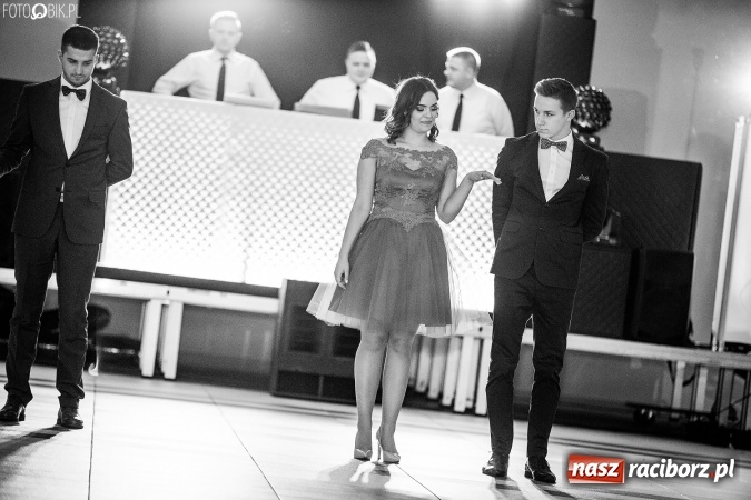 Zdjęcie w galerii na portalu naszraciborz.pl: Tegoroczny sezon studniówek rozpoczęty - pierwsi poloneza zatańczyli uczniowie ZSOMS wiadomości z regionu