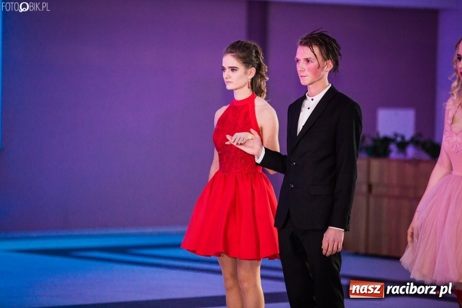 Zdjęcie w galerii na portalu naszraciborz.pl: Tegoroczny sezon studniówek rozpoczęty - pierwsi poloneza zatańczyli uczniowie ZSOMS wiadomości z regionu