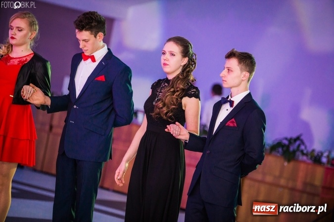 Zdjęcie w galerii na portalu naszraciborz.pl: Tegoroczny sezon studniówek rozpoczęty - pierwsi poloneza zatańczyli uczniowie ZSOMS wiadomości z regionu