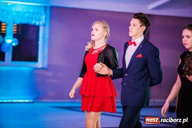 Zdjęcie w galerii na portalu naszraciborz.pl: Tegoroczny sezon studniówek rozpoczęty - pierwsi poloneza zatańczyli uczniowie ZSOMS wiadomości z regionu