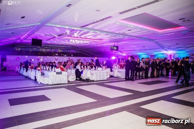 Zdjęcie w galerii na portalu naszraciborz.pl: Tegoroczny sezon studniówek rozpoczęty - pierwsi poloneza zatańczyli uczniowie ZSOMS wiadomości z regionu