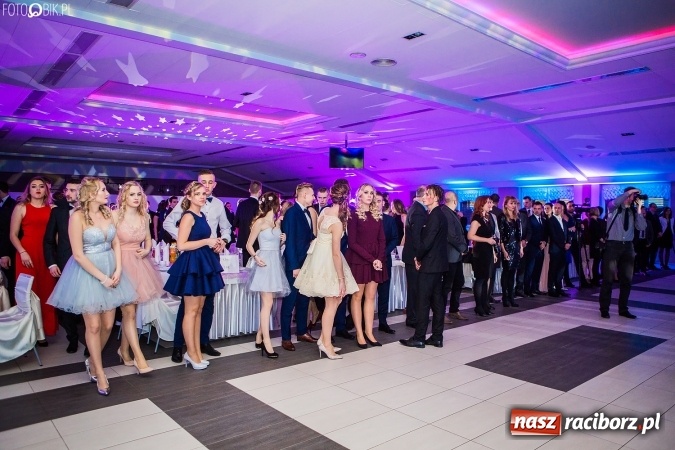 Zdjęcie w galerii na portalu naszraciborz.pl: Tegoroczny sezon studniówek rozpoczęty - pierwsi poloneza zatańczyli uczniowie ZSOMS wiadomości z regionu