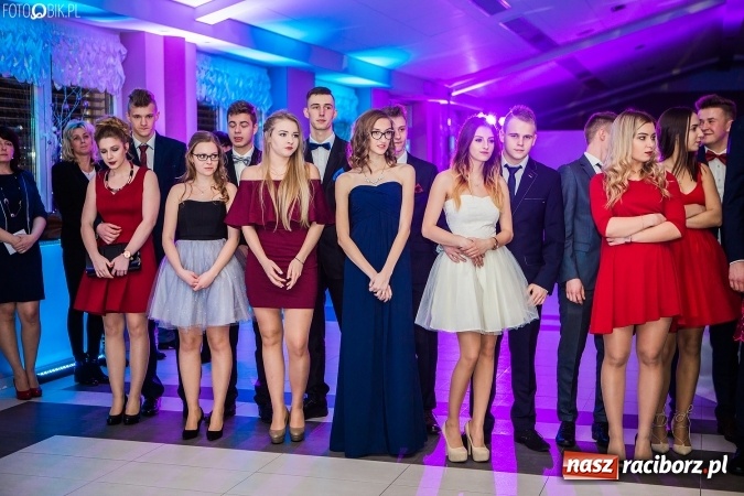 Zdjęcie w galerii na portalu naszraciborz.pl: Tegoroczny sezon studniówek rozpoczęty - pierwsi poloneza zatańczyli uczniowie ZSOMS wiadomości z regionu