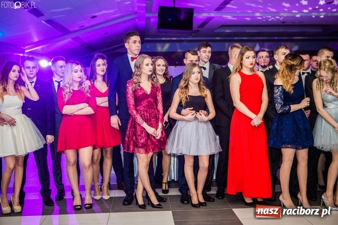 Zdjęcie w galerii na portalu naszraciborz.pl: Tegoroczny sezon studniówek rozpoczęty - pierwsi poloneza zatańczyli uczniowie ZSOMS wiadomości z regionu