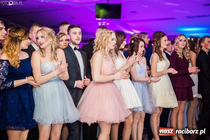 Zdjęcie w galerii na portalu naszraciborz.pl: Tegoroczny sezon studniówek rozpoczęty - pierwsi poloneza zatańczyli uczniowie ZSOMS wiadomości z regionu