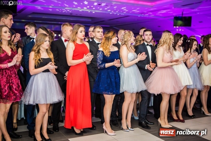 Zdjęcie w galerii na portalu naszraciborz.pl: Tegoroczny sezon studniówek rozpoczęty - pierwsi poloneza zatańczyli uczniowie ZSOMS wiadomości z regionu