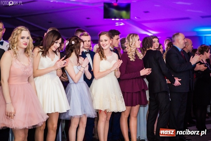 Zdjęcie w galerii na portalu naszraciborz.pl: Tegoroczny sezon studniówek rozpoczęty - pierwsi poloneza zatańczyli uczniowie ZSOMS wiadomości z regionu