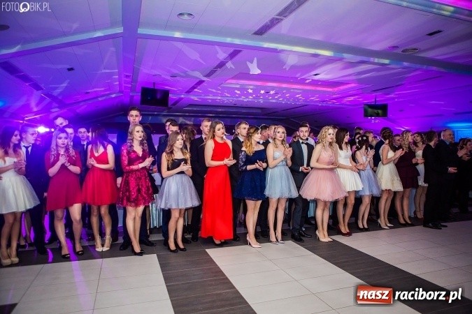 Zdjęcie w galerii na portalu naszraciborz.pl: Tegoroczny sezon studniówek rozpoczęty - pierwsi poloneza zatańczyli uczniowie ZSOMS wiadomości z regionu