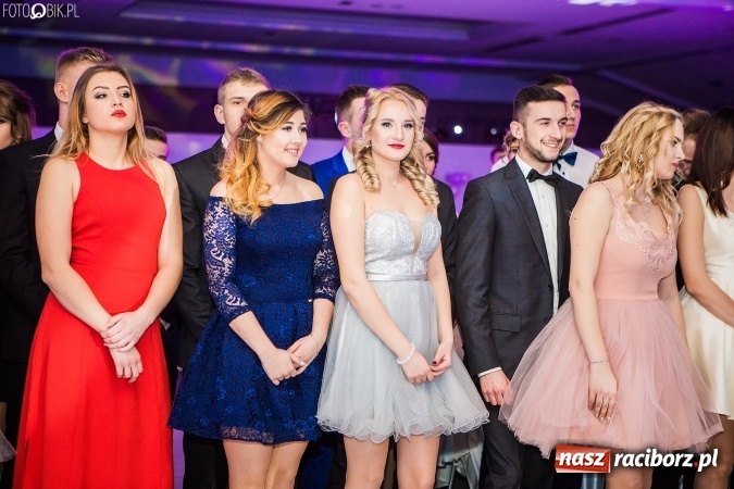 Zdjęcie w galerii na portalu naszraciborz.pl: Tegoroczny sezon studniówek rozpoczęty - pierwsi poloneza zatańczyli uczniowie ZSOMS wiadomości z regionu