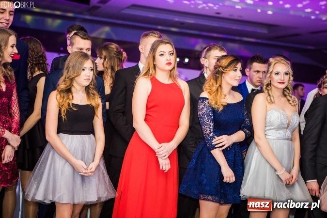 Zdjęcie w galerii na portalu naszraciborz.pl: Tegoroczny sezon studniówek rozpoczęty - pierwsi poloneza zatańczyli uczniowie ZSOMS wiadomości z regionu