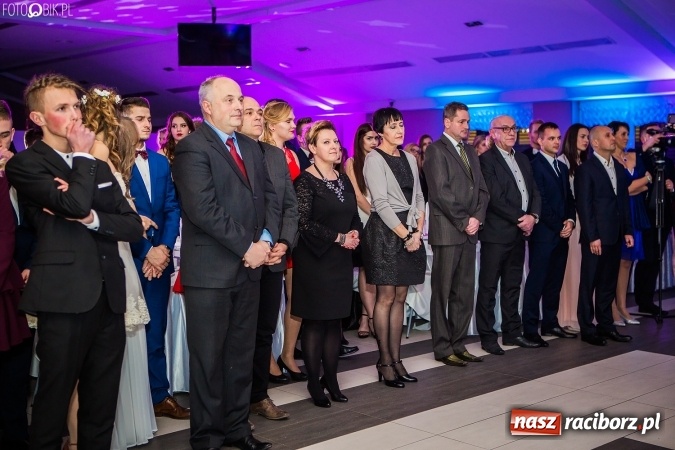 Zdjęcie w galerii na portalu naszraciborz.pl: Tegoroczny sezon studniówek rozpoczęty - pierwsi poloneza zatańczyli uczniowie ZSOMS wiadomości z regionu