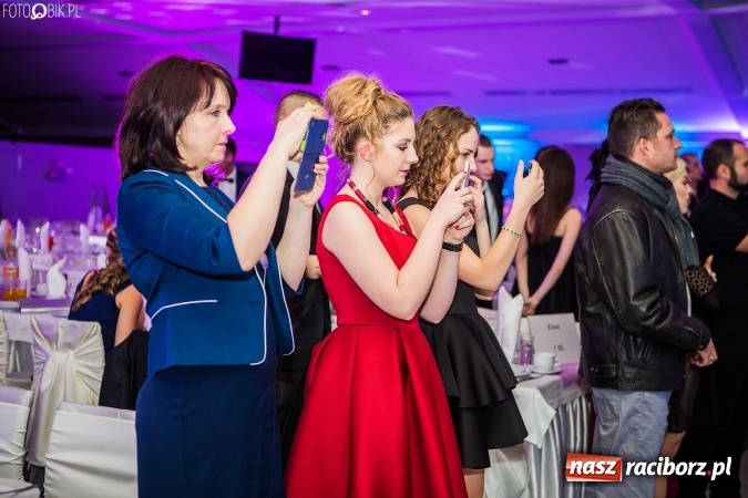 Zdjęcie w galerii na portalu naszraciborz.pl: Tegoroczny sezon studniówek rozpoczęty - pierwsi poloneza zatańczyli uczniowie ZSOMS wiadomości z regionu