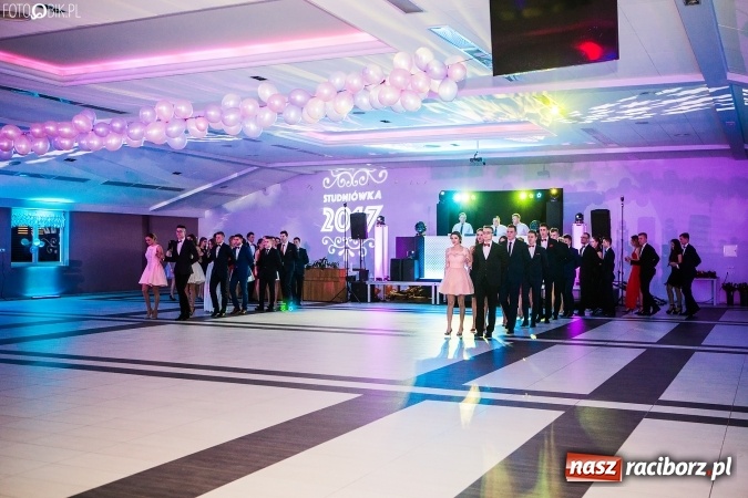 Zdjęcie w galerii na portalu naszraciborz.pl: Tegoroczny sezon studniówek rozpoczęty - pierwsi poloneza zatańczyli uczniowie ZSOMS wiadomości z regionu