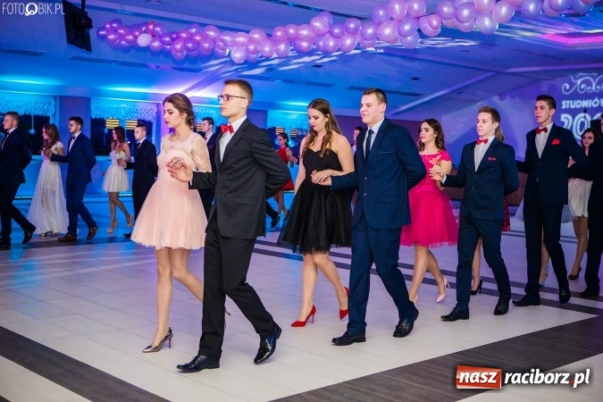 Zdjęcie w galerii na portalu naszraciborz.pl: Tegoroczny sezon studniówek rozpoczęty - pierwsi poloneza zatańczyli uczniowie ZSOMS wiadomości z regionu