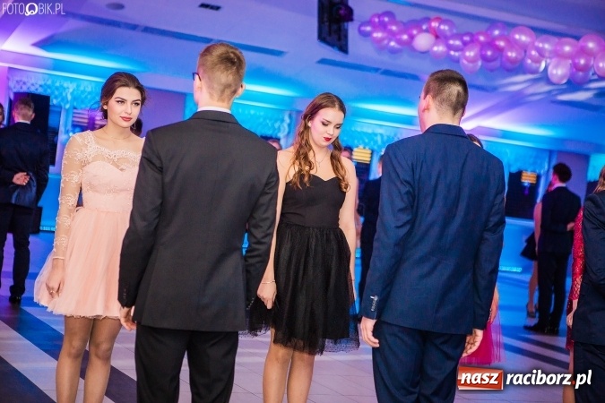 Zdjęcie w galerii na portalu naszraciborz.pl: Tegoroczny sezon studniówek rozpoczęty - pierwsi poloneza zatańczyli uczniowie ZSOMS wiadomości z regionu