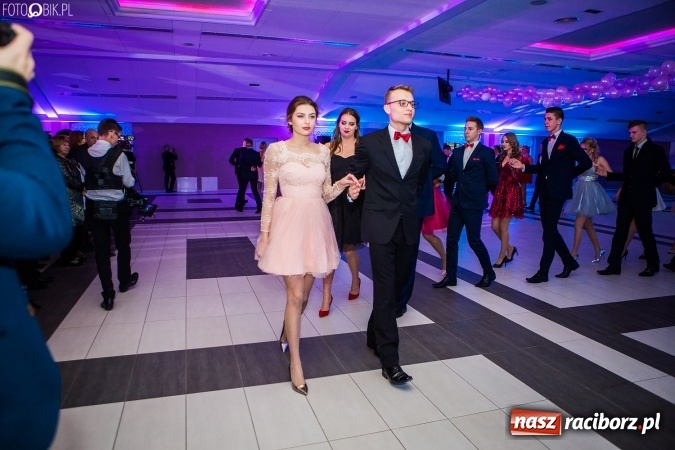 Zdjęcie w galerii na portalu naszraciborz.pl: Tegoroczny sezon studniówek rozpoczęty - pierwsi poloneza zatańczyli uczniowie ZSOMS wiadomości z regionu