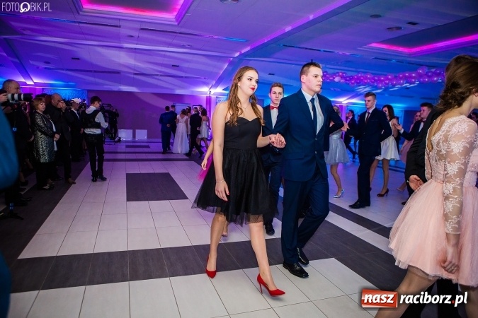 Zdjęcie w galerii na portalu naszraciborz.pl: Tegoroczny sezon studniówek rozpoczęty - pierwsi poloneza zatańczyli uczniowie ZSOMS wiadomości z regionu