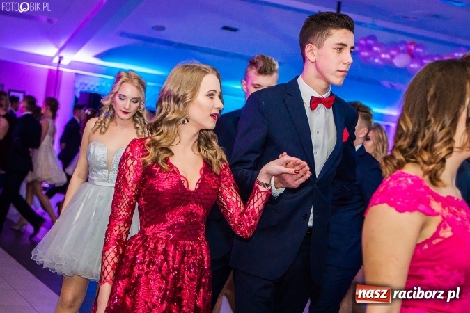 Zdjęcie w galerii na portalu naszraciborz.pl: Tegoroczny sezon studniówek rozpoczęty - pierwsi poloneza zatańczyli uczniowie ZSOMS wiadomości z regionu