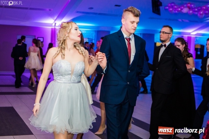 Zdjęcie w galerii na portalu naszraciborz.pl: Tegoroczny sezon studniówek rozpoczęty - pierwsi poloneza zatańczyli uczniowie ZSOMS wiadomości z regionu