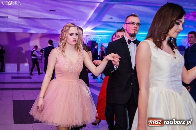 Zdjęcie w galerii na portalu naszraciborz.pl: Tegoroczny sezon studniówek rozpoczęty - pierwsi poloneza zatańczyli uczniowie ZSOMS wiadomości z regionu