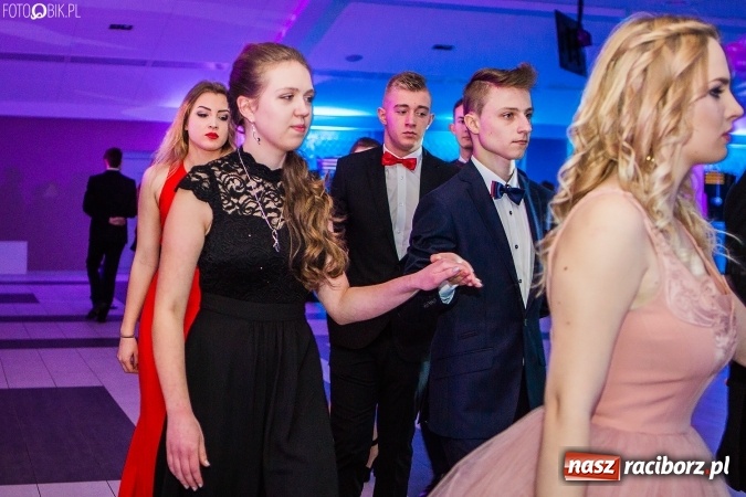 Zdjęcie w galerii na portalu naszraciborz.pl: Tegoroczny sezon studniówek rozpoczęty - pierwsi poloneza zatańczyli uczniowie ZSOMS wiadomości z regionu