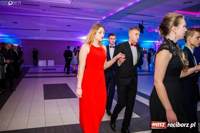 Zdjęcie w galerii na portalu naszraciborz.pl: Tegoroczny sezon studniówek rozpoczęty - pierwsi poloneza zatańczyli uczniowie ZSOMS wiadomości z regionu