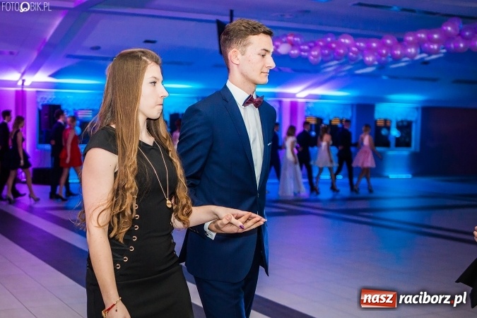 Zdjęcie w galerii na portalu naszraciborz.pl: Tegoroczny sezon studniówek rozpoczęty - pierwsi poloneza zatańczyli uczniowie ZSOMS wiadomości z regionu