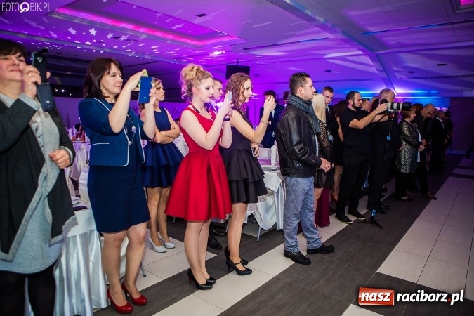 Zdjęcie w galerii na portalu naszraciborz.pl: Tegoroczny sezon studniówek rozpoczęty - pierwsi poloneza zatańczyli uczniowie ZSOMS wiadomości z regionu