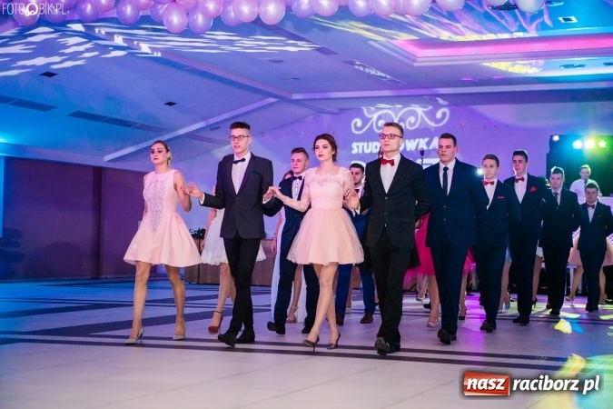 Zdjęcie w galerii na portalu naszraciborz.pl: Tegoroczny sezon studniówek rozpoczęty - pierwsi poloneza zatańczyli uczniowie ZSOMS wiadomości z regionu