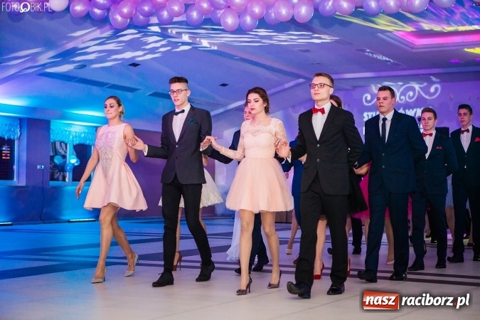 Zdjęcie w galerii na portalu naszraciborz.pl: Tegoroczny sezon studniówek rozpoczęty - pierwsi poloneza zatańczyli uczniowie ZSOMS wiadomości z regionu