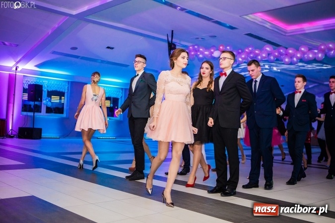 Zdjęcie w galerii na portalu naszraciborz.pl: Tegoroczny sezon studniówek rozpoczęty - pierwsi poloneza zatańczyli uczniowie ZSOMS wiadomości z regionu