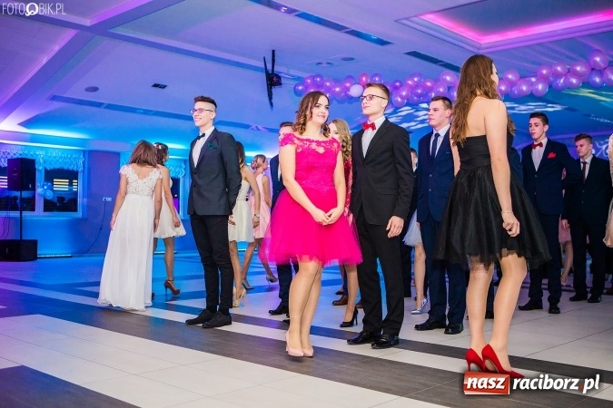 Zdjęcie w galerii na portalu naszraciborz.pl: Tegoroczny sezon studniówek rozpoczęty - pierwsi poloneza zatańczyli uczniowie ZSOMS wiadomości z regionu