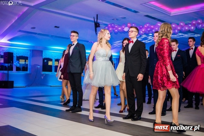 Zdjęcie w galerii na portalu naszraciborz.pl: Tegoroczny sezon studniówek rozpoczęty - pierwsi poloneza zatańczyli uczniowie ZSOMS wiadomości z regionu