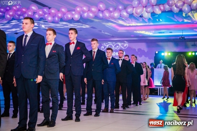 Zdjęcie w galerii na portalu naszraciborz.pl: Tegoroczny sezon studniówek rozpoczęty - pierwsi poloneza zatańczyli uczniowie ZSOMS wiadomości z regionu