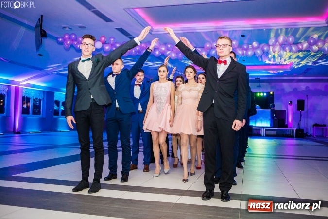 Zdjęcie w galerii na portalu naszraciborz.pl: Tegoroczny sezon studniówek rozpoczęty - pierwsi poloneza zatańczyli uczniowie ZSOMS wiadomości z regionu