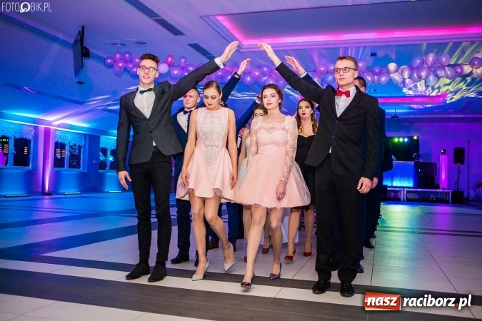 Zdjęcie w galerii na portalu naszraciborz.pl: Tegoroczny sezon studniówek rozpoczęty - pierwsi poloneza zatańczyli uczniowie ZSOMS wiadomości z regionu