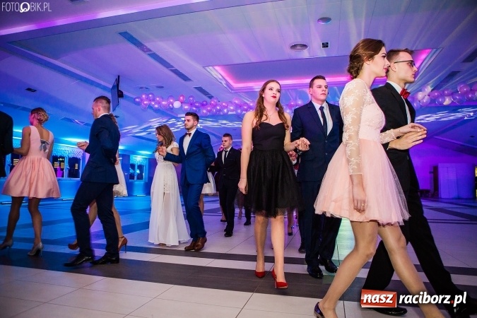 Zdjęcie w galerii na portalu naszraciborz.pl: Tegoroczny sezon studniówek rozpoczęty - pierwsi poloneza zatańczyli uczniowie ZSOMS wiadomości z regionu