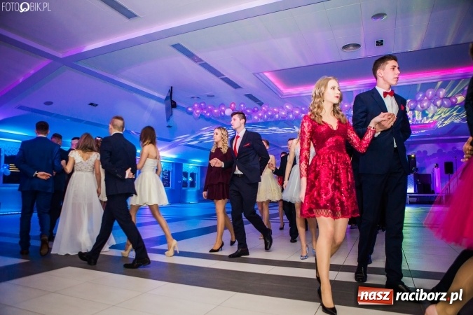 Zdjęcie w galerii na portalu naszraciborz.pl: Tegoroczny sezon studniówek rozpoczęty - pierwsi poloneza zatańczyli uczniowie ZSOMS wiadomości z regionu