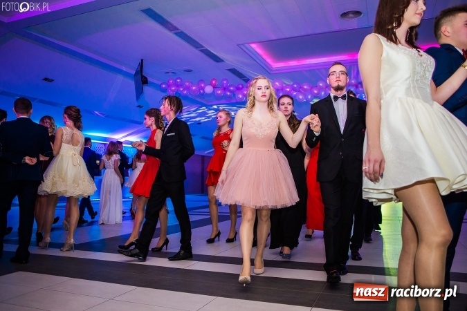 Zdjęcie w galerii na portalu naszraciborz.pl: Tegoroczny sezon studniówek rozpoczęty - pierwsi poloneza zatańczyli uczniowie ZSOMS wiadomości z regionu